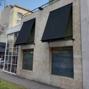 Instalación de toldo fijo en estructura