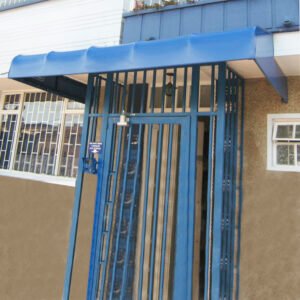 Toldo fijo instalado en entrada de vivienda