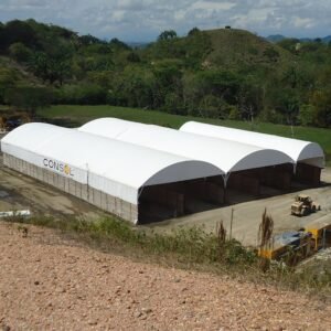 Carpa industrial usada como bodega con cubierta en lona