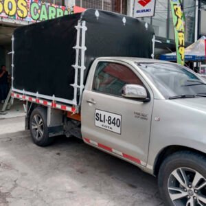 Carpa alta instalada en camioneta de estacas para mayor capacidad