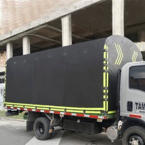 Carpa negra instalada en camión de carga con estructura metálica