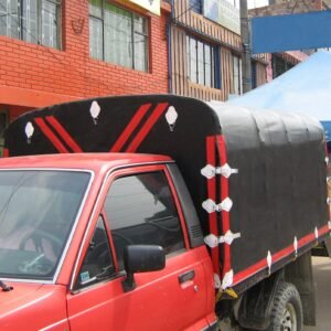 Carpa de lona instalada en camioneta de estacas con varillas metálicas