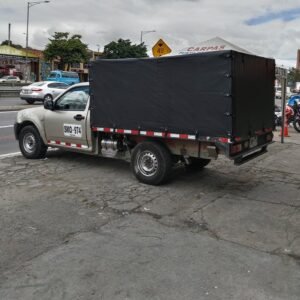 Carpa de carga instalada en camioneta de estacas comercial