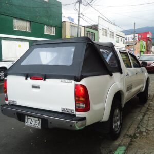 Carpa desmontable instalada en camioneta pickup para proteger carga