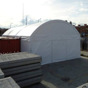 Carpa industrial protegiendo materiales en exterior