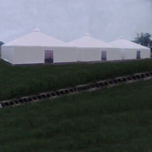 Carpa industrial modular con varias secciones para almacenamiento