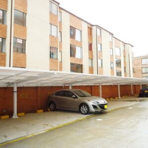 Carpa industrial cubriendo vehículos