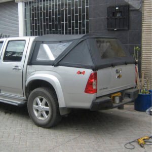 Carpa negra instalada en camioneta pickup doble cabina