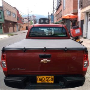 Carpa plana negra para camioneta pickup doble cabina instalada sobre platón