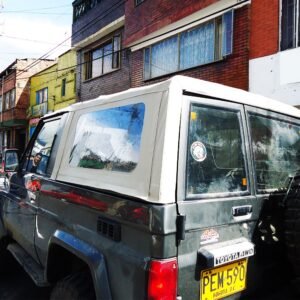 Carpa reforzada instalada en vehículo campero para uso pesado