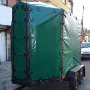 Remolque cerrado con carpa verde impermeable