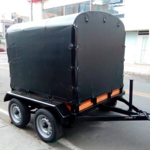 Carpa negra instalada en remolque con lona impermeable