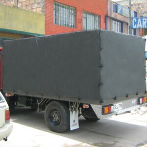 Carpa tipo furgón instalada en camión liviano de transporte