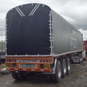 Carpa para tráiler instalada en vehículo de carga pesada con lona impermeable