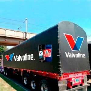 Carpa negra publicitaria instalada en tráiler de carga pesada