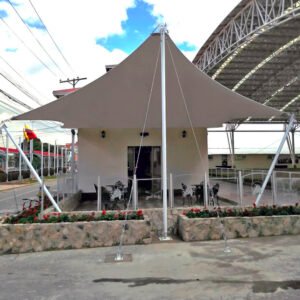 Cubierta tensada en local comercial