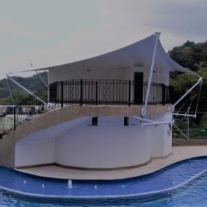 Cubierta tensada sobre piscina