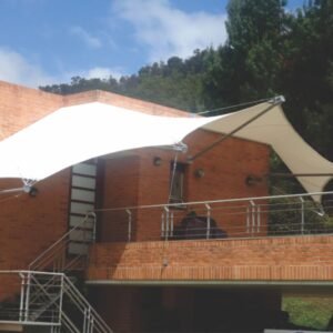 Membrana para sombra en exteriores de casa