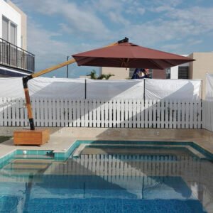 Sombrilla de brazo lateral instalada en piscina