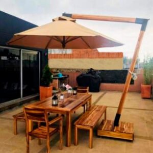 Sombrilla con brazo lateral en terraza