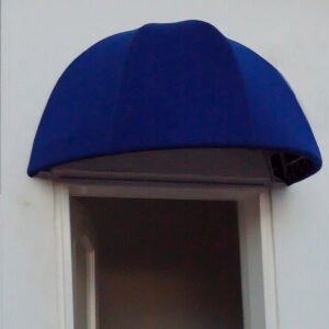 Toldo fijo bloqueando rayos solares