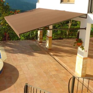 Toldo fijo instalado en terraza residencial
