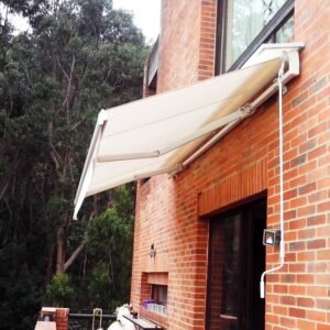 Toldo retráctil en balcón de apartamento moderno