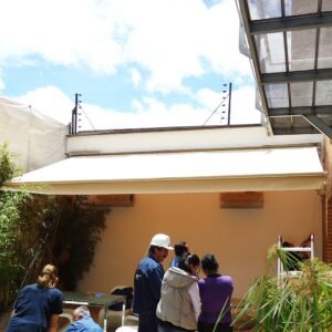 Toldo retráctil en patio o jardín