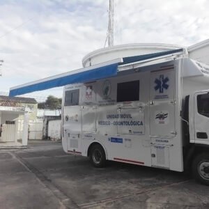 Toldo cubriendo entrada de unidad medica para proteger pacientes