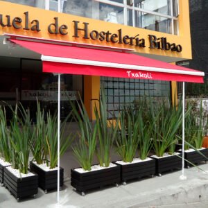 Toldo retráctil en terraza de restaurante