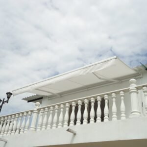 Toldo retráctil instalado en terraza de casa